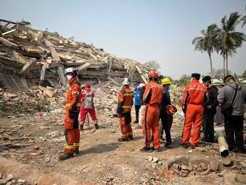 特区救援队今早与中国救援队在一受灾区域进行首次联合行动。 保安局fb图片