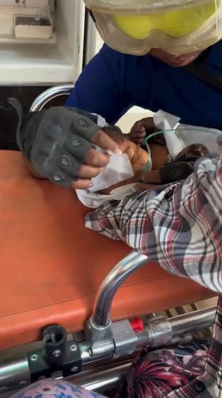 缅甸曼德勒有16天大的婴儿获救。X@irrawaddymedia 缅甸曼德勒有16天大的婴儿获救。X@irrawaddymedia