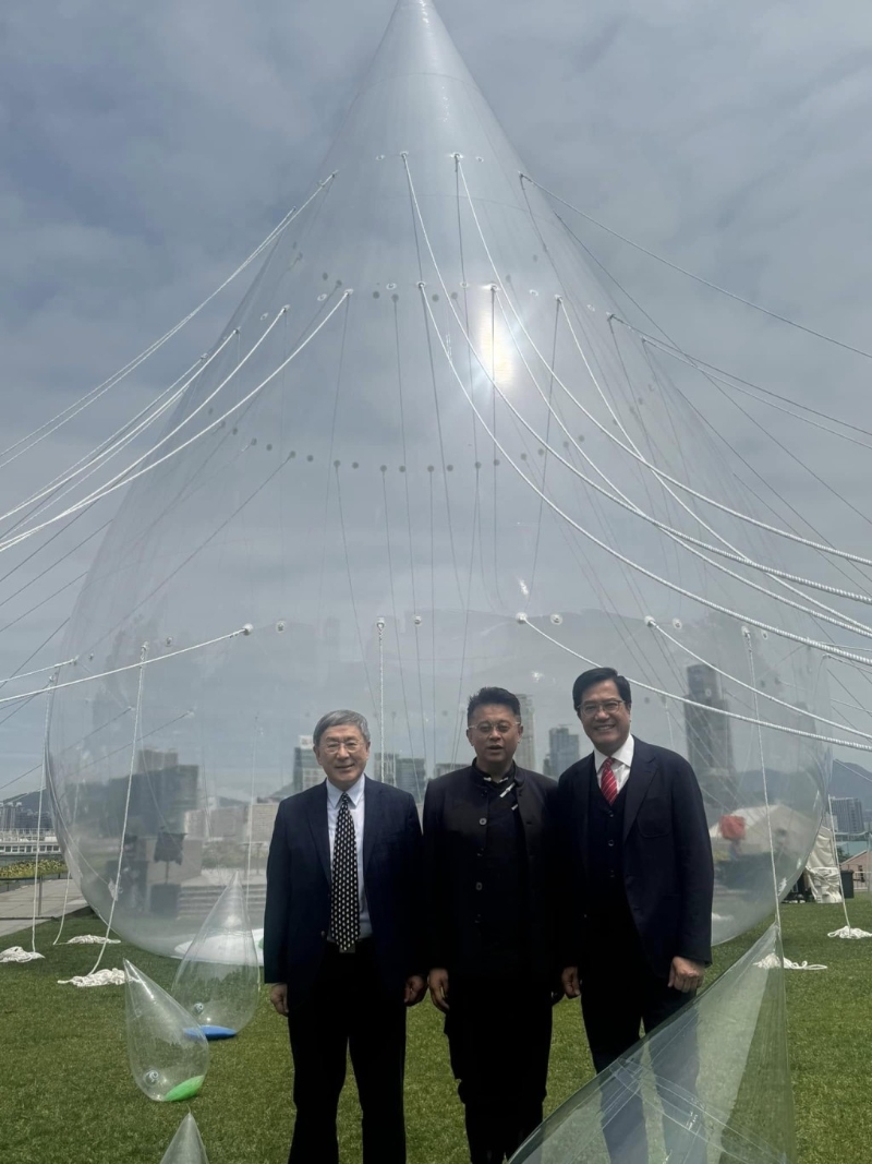 黄伟纶和卓永兴一同参观在中环海滨举行的「舞动水滴展」。黄伟纶fb图片 黄伟纶和卓永兴一同参观在中环海滨举行的「舞动水滴展」。黄伟纶fb图片