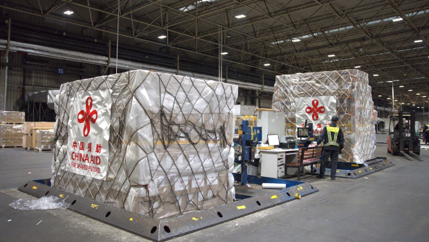 中方转交中国红十字会向缅甸提供的150万人民币现汇援助。新华社资料图片 中方转交中国红十字会向缅甸提供的150万人民币现汇援助。新华社资料图片