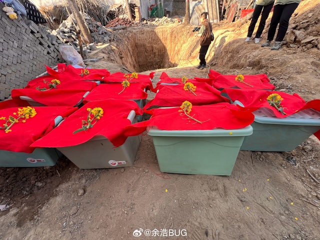 在枯井中发现的遗骨。 余浩微博 在枯井中发现的遗骨。 余浩微博