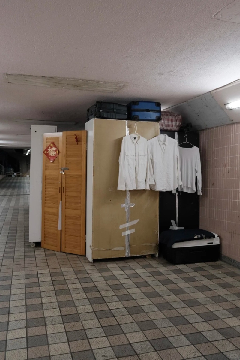 他见到现场有一半空间为露宿者的居所，其中一处自带大门，以衣柜砌成一角