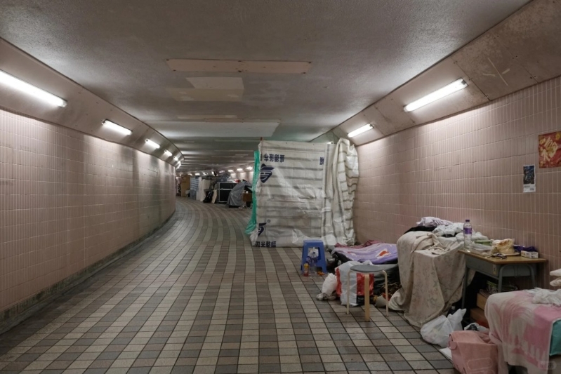 有露宿者以大张绵被划分个人空间，也有人没有划成个人小空间，盖上绵被便是床（砵仔糕@小红书）