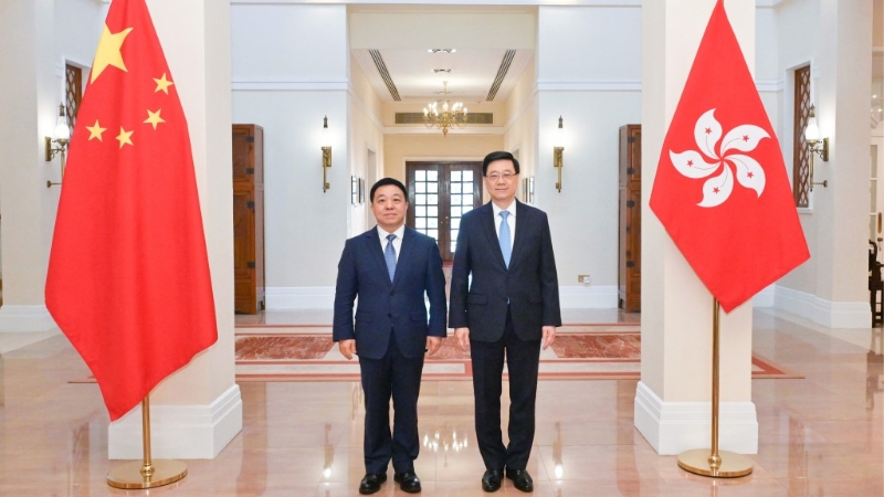 李家超（右）在礼宾府与江西省省长叶建春（左）会面。政府新闻处