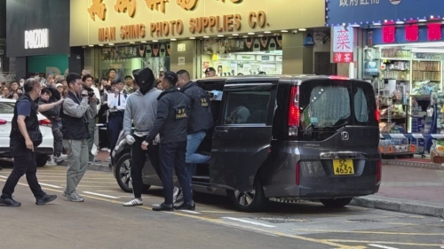 下午5时半左右，警察的七人车抵达建兴大厦对开。