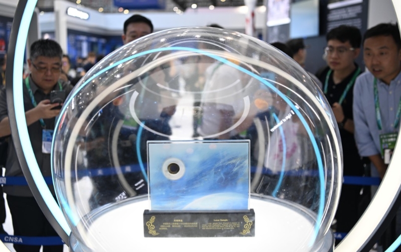 嫦娥六号任务取回的月球背面月壤样品首次向国内公众展出。 新华社 嫦娥六号任务取回的月球背面月壤样品首次向国内公众展出。 新华社