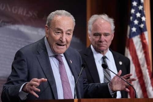 美参议院少数党领袖舒默（左）在特朗普宣布重大关税消息前几小时举行记者会，抨击特朗普的关税“解放日”。