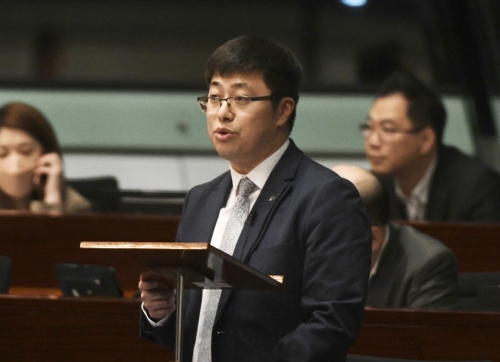 颜汶羽指，民建联不能接受检讨输入外劳的工资不低于行业中位数的规定。