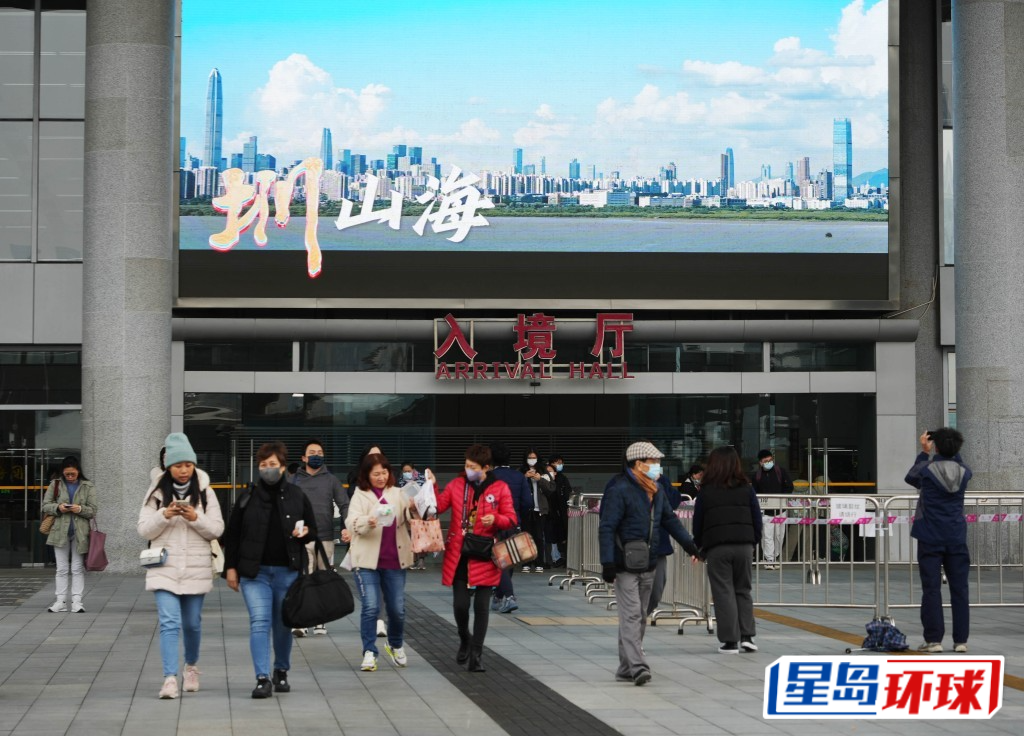 在2024年19,074人因携带超额免税香烟入境,由海关以「有代价地不予检控」形式处理,在口岸被处以罚款。资料图片 在2024年19,074人因携带超额免税香烟入境,由海关以「有代价地不予检控」形式处理,在口岸被处以罚款。资料图片