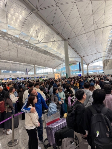 香港快运航空HK Express（UO）在香港机场的Check in 柜台今早（3日）发生系统故障。Threads网图