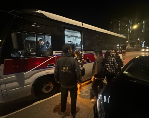 行动中，警方拘捕100人。警方提供