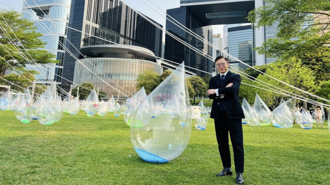 律政司副司长张国钧亦有参观“舞动水滴展”。张国钧FB图片 律政司副司长张国钧亦有参观“舞动水滴展”。张国钧FB图片