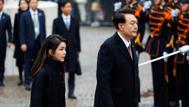 尹锡悦与妻金建希面临多项指控。 路透社