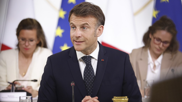 马克龙吁法企暂停投资美国