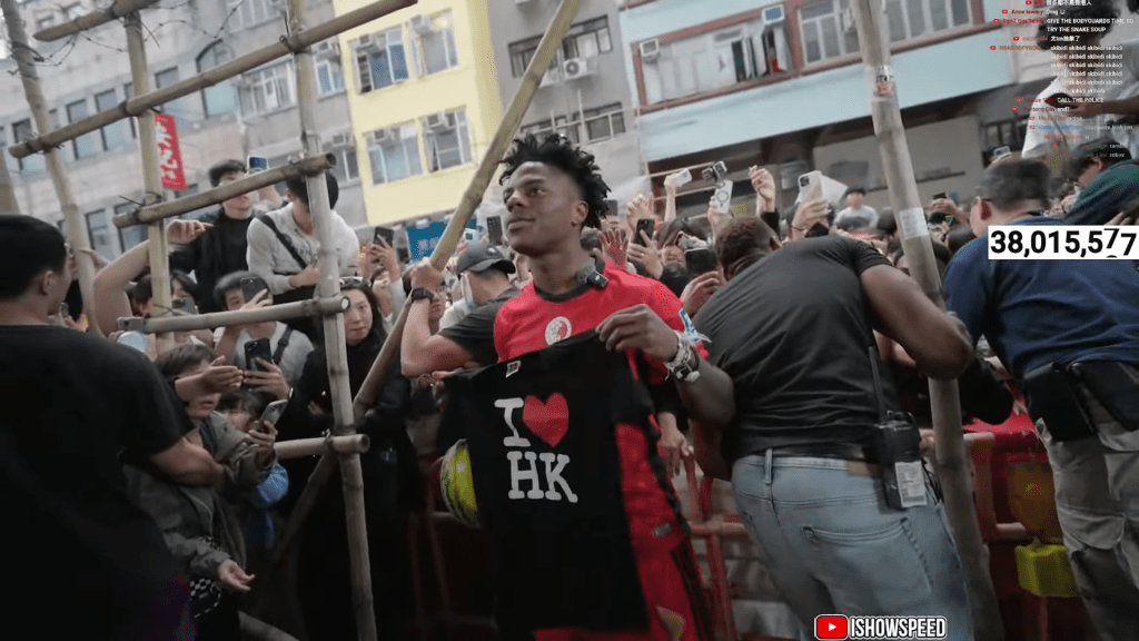 有粉丝送上“I LOVE HONG KONG”衣服 有粉丝送上“I LOVE HONG KONG”衣服