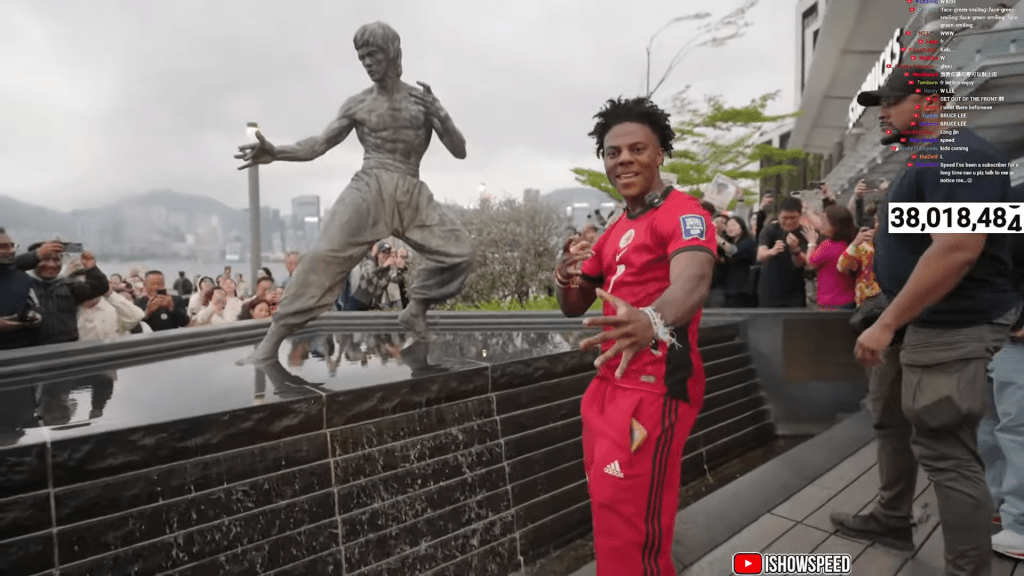 与李小龙铜像合照。 与李小龙铜像合照。