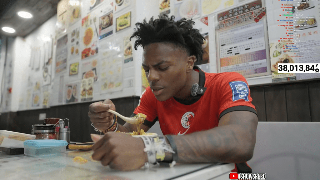 IShowSpeed试蛇羹。 IShowSpeed试蛇羹。