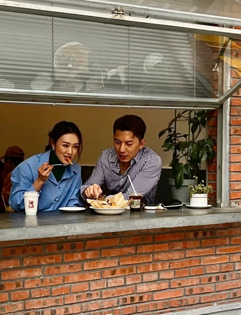 Captain 袁伟豪张宝儿撑枱脚