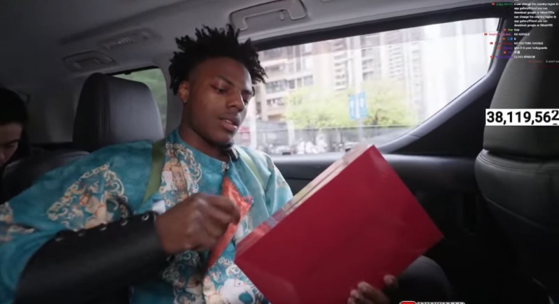 “甲亢哥”一上车立即开箱华为Mate XT。