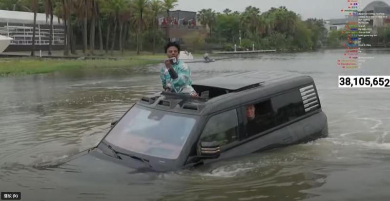 “甲亢哥”深圳直播坐仰望U8落水狂叫OMG。