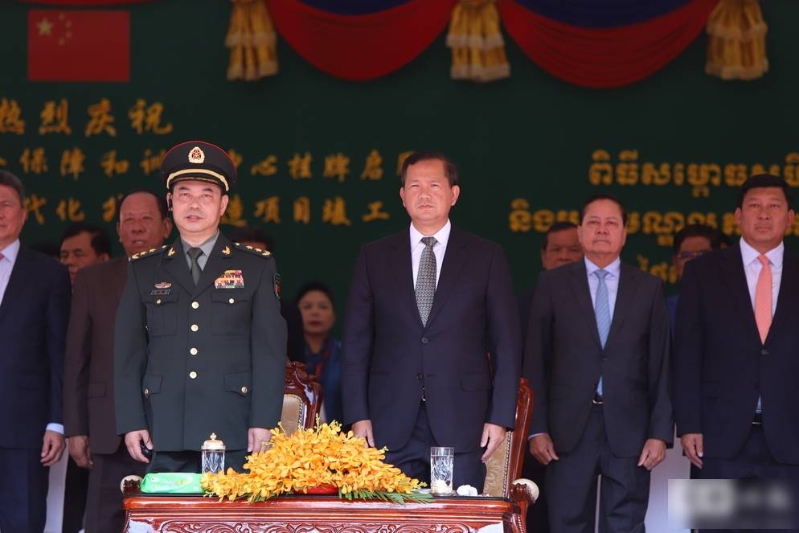 洪玛奈(右)和中央军委联合参谋部副参谋长曹青锋(左)共同主持云壤海军基地启用仪式。 柬中时报 洪玛奈(右)和中央军委联合参谋部副参谋长曹青锋(左)共同主持云壤海军基地启用仪式。 柬中时报