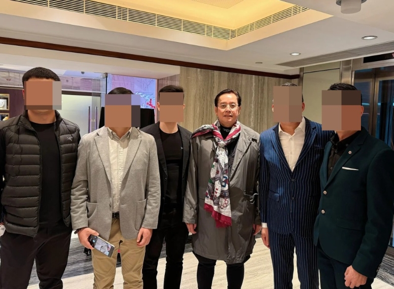 有网民留意到,谭咏麟“Gel头”的造型,与前几次他在马场被捕获时的造型非常相似,推测这个发型可能是谭咏麟入马场的赢钱秘诀! 有网民留意到,谭咏麟“Gel头”的造型,与前几次他在马场被捕获时的造型非常相似,推测这个发型可能是谭咏麟入马场的赢钱秘诀!