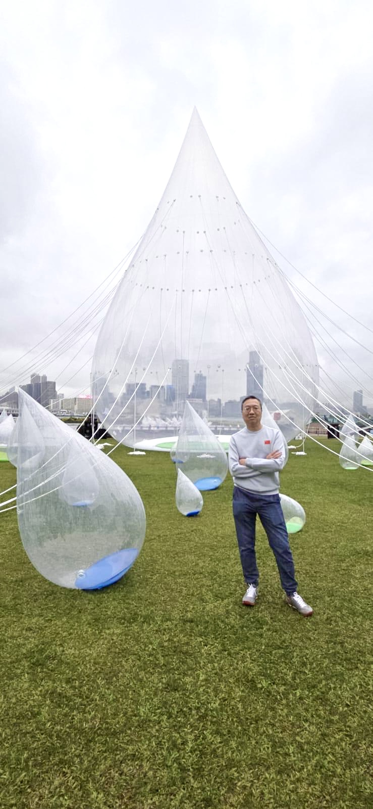 林定国参观“舞动水滴展”,与装置“打卡”合照。 林定国FB 林定国参观“舞动水滴展”,与装置“打卡”合照。 林定国FB