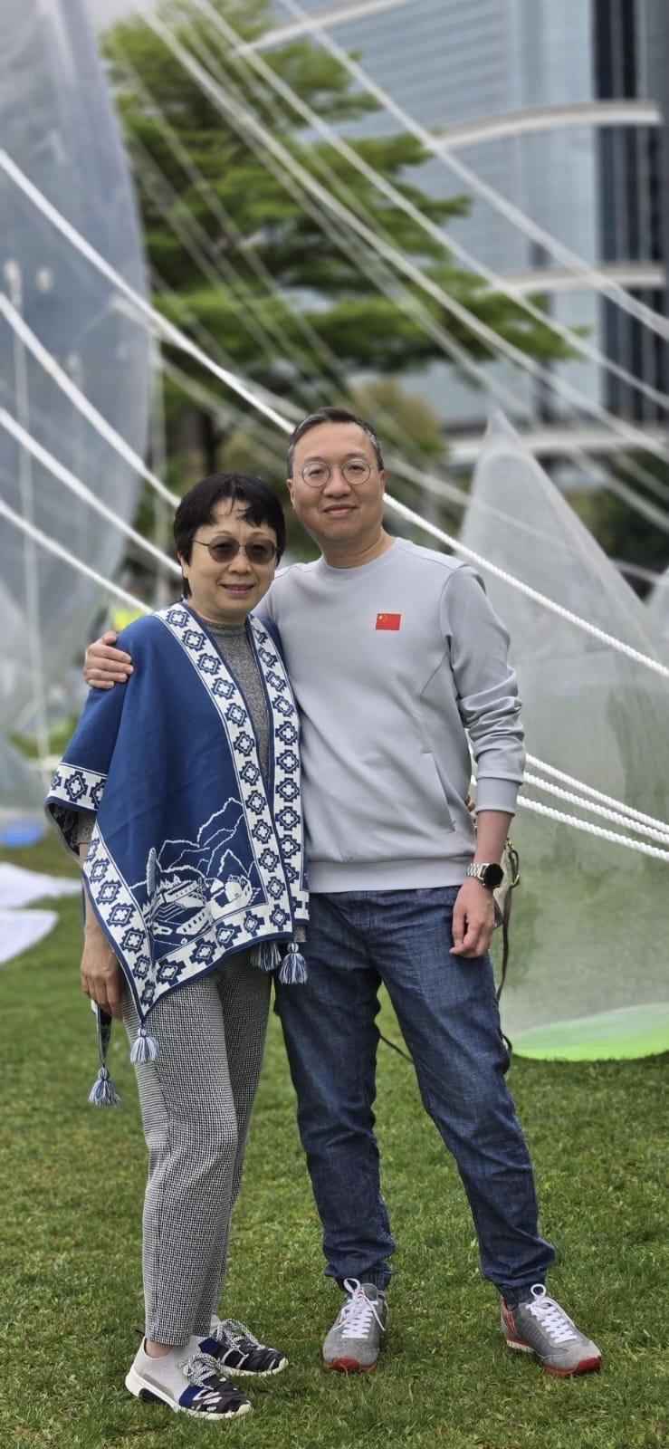 林定国与太太一同参观舞动水滴展。 林定国与太太一同参观舞动水滴展。