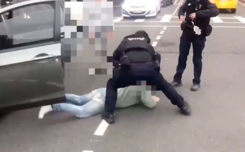 警方赶到制服疑凶。 警方赶到制服疑凶。