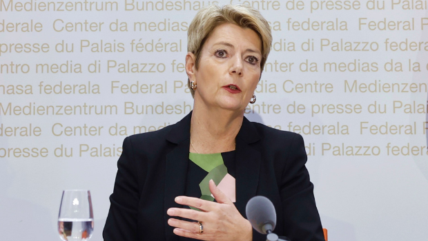 瑞士对美国进口商品课征0关税,特朗普2日却宣布对瑞士课31%对等关税措施,瑞士总统凯勒-祖特尔(Karin Keller-Sutter)3日表示“无法理解”,不过暂时不会采取报复措施。 瑞士对美国进口商品课征0关税,特朗普2日却宣布对瑞士课31%对等关税措施,瑞士总统凯勒-祖特尔(Karin Keller-Sutter)3日表示“无法理解”,不过暂时不会采取报复措施。