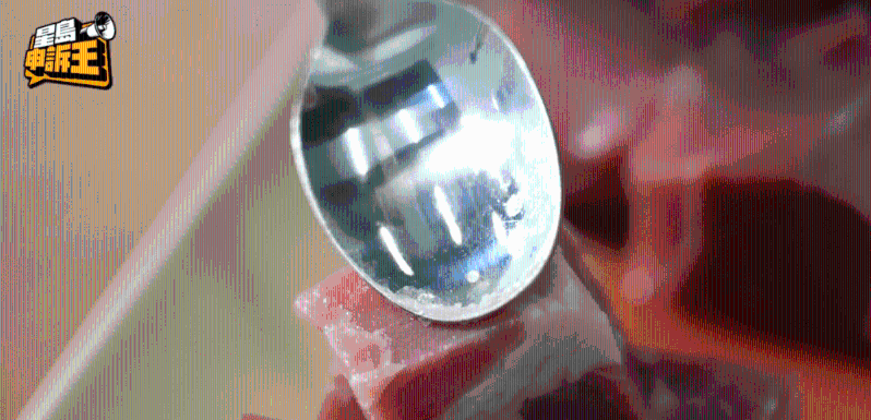 K Kwong示范用勺子轻刮肉粒,若有脂肪刮出,有可能是合成肉。 K Kwong示范用勺子轻刮肉粒,若有脂肪刮出,有可能是合成肉。