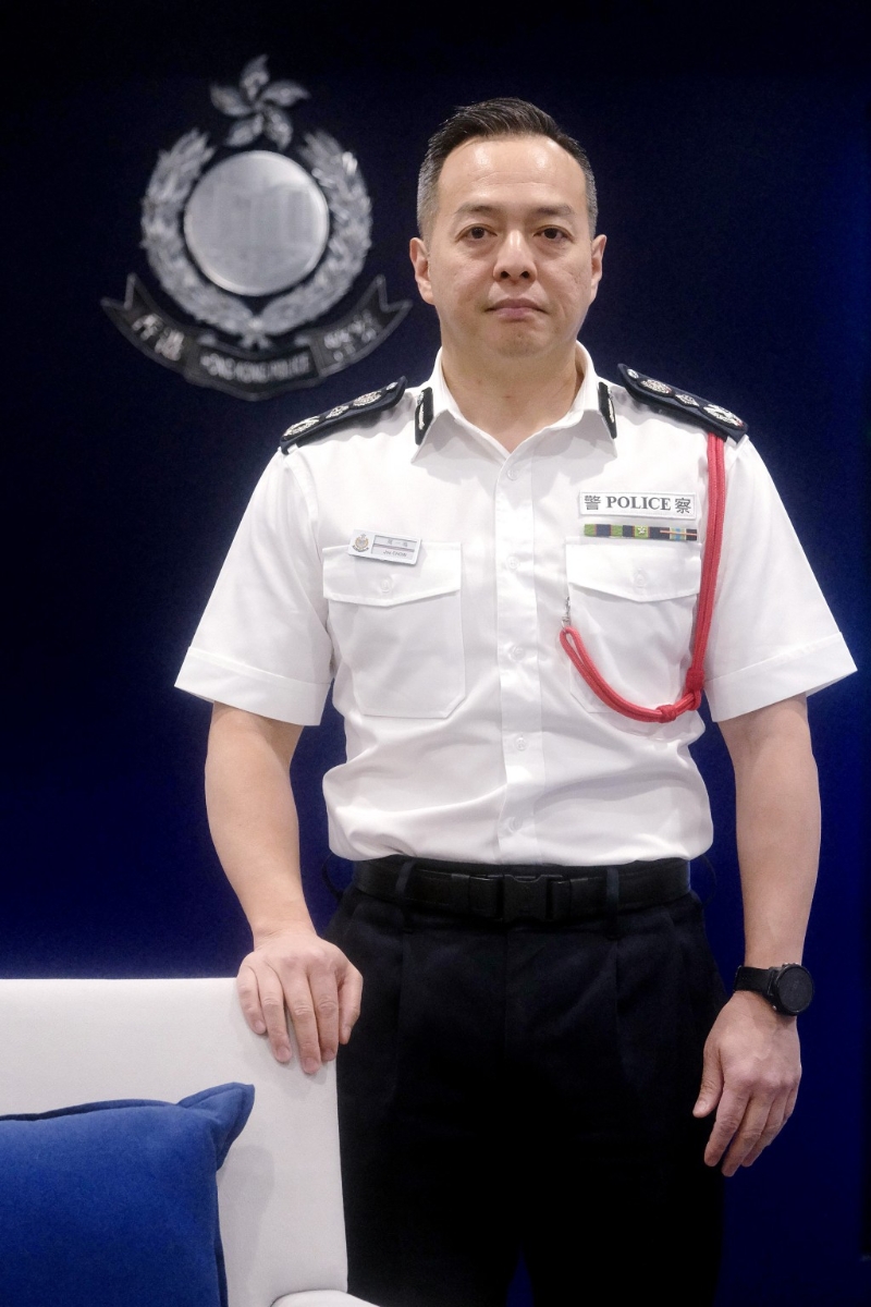 对于成功处理理大暴动,周一鸣认为是属于整个团队的功劳,又指当时首要考虑的是被困年轻人的身心健康,而非拘捕与否。 对于成功处理理大暴动,周一鸣认为是属于整个团队的功劳,又指当时首要考虑的是被困年轻人的身心健康,而非拘捕与否。