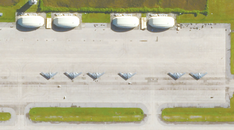 迭戈加西亚基地停机坪上的6架B-2轰炸机