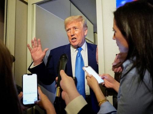 美国总统特朗普6日在空军一号上表示,除非外国对美国的贸易逆差消失,否则他不会取消2日宣布的对等关税措施。路透社 美国总统特朗普6日在空军一号上表示,除非外国对美国的贸易逆差消失,否则他不会取消2日宣布的对等关税措施。路透社