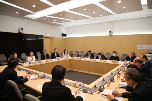 丘应桦今日与10个本地商会包括中小企业商会代表会面。商经局FB