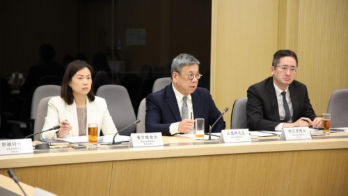 丘应桦与10个本地商会包括中小企业商会代表会面，听取业界对美国加徵关税意见及商讨应对措施。商经局FB