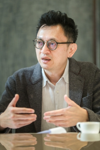 徐家健指如果最终协议不成，相信整体经济或会捱一段时间，最坏是要「捱足四年」。