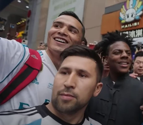 有酷似C朗拿度和美斯的民众与「甲亢哥」合照。YouTube@IShowSpeed