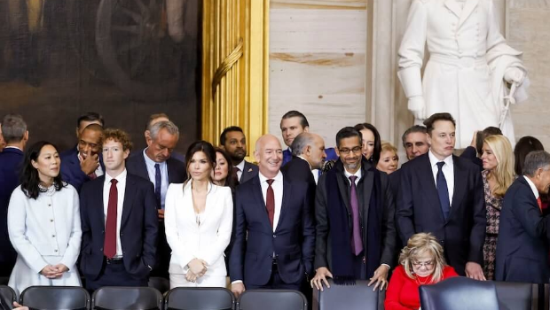 美国总统特朗普1月宣誓就职,脸书创办人扎克伯格(前左2)、特斯拉执行长马斯克(前排站立者右3)、亚马逊创办人贝索斯(前左4)、Google执行长皮查伊(前左5)等人出席典礼。 美国总统特朗普1月宣誓就职,脸书创办人扎克伯格(前左2)、特斯拉执行长马斯克(前排站立者右3)、亚马逊创办人贝索斯(前左4)、Google执行长皮查伊(前左5)等人出席典礼。