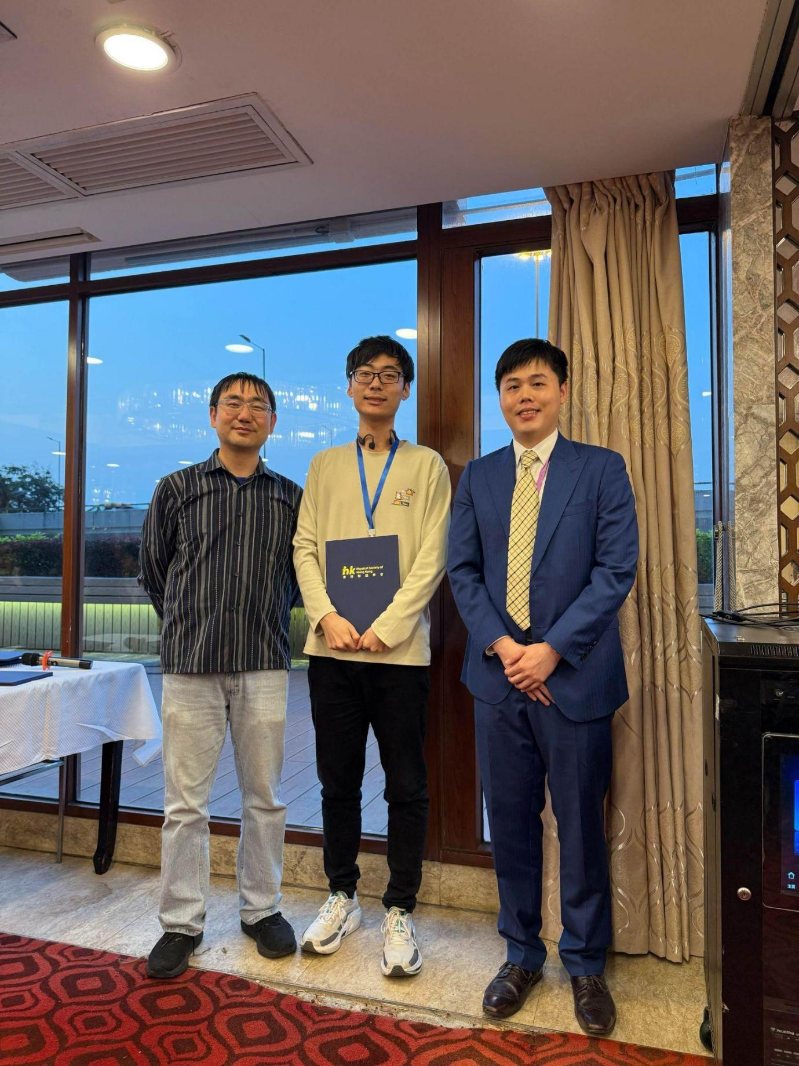 图15 MDPI和王欣教授为获奖学生颁奖 图15 MDPI和王欣教授为获奖学生颁奖