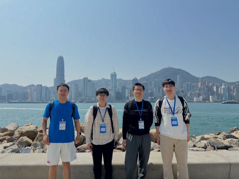 参会者在西九文化区合照,背后是维港和港岛 参会者在西九文化区合照,背后是维港和港岛