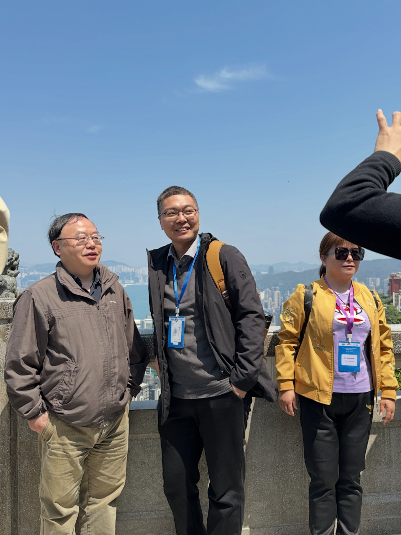 参会者在太平山山顶广场合照,可以看到背后的维港和对岸的九龙 参会者在太平山山顶广场合照,可以看到背后的维港和对岸的九龙