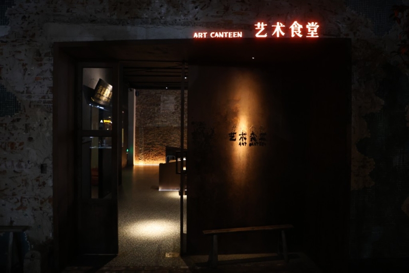 位于偏远工业园内的“艺术食堂”，单看红色的大门别树一格