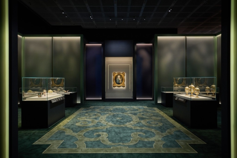 “当紫禁城遇上凡尔赛宫——十七、十八世纪中法文化交流”展览由香港故宫文化博物馆、故宫博物院与法国凡尔赛宫联合主办，展出来自两大世界遗产——紫禁城及凡尔赛宫的逾百件珍品。