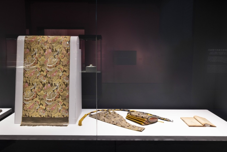 展览包括多件中国国家一级文物，呈现17、18世纪百多年间中、法宫廷在文化、艺术、科技等领域的交流历史。