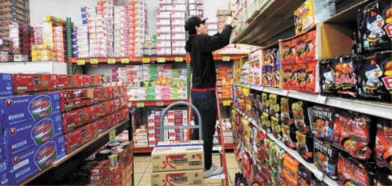 新关税政策冲击民众生活。美联社资料图 新关税政策冲击民众生活。美联社资料图