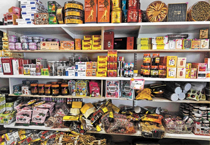 日落区某杂货店,店内大多数的中成药、海味干货和零食等商品都来自中国。 日落区某杂货店,店内大多数的中成药、海味干货和零食等商品都来自中国。