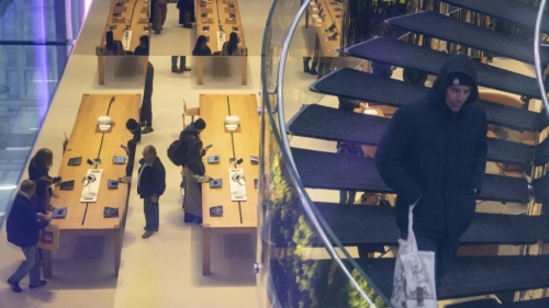 有美国民众担心关税会导致苹果iPhone加价,纷纷到门店购买。美联社 有美国民众担心关税会导致苹果iPhone加价,纷纷到门店购买。美联社