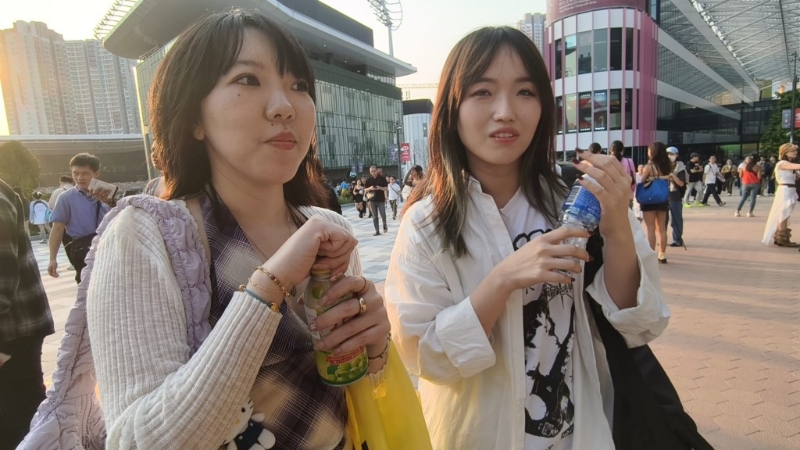 来自广州的丘小姐及李小姐今日专程来港睇Coldplay演唱会。