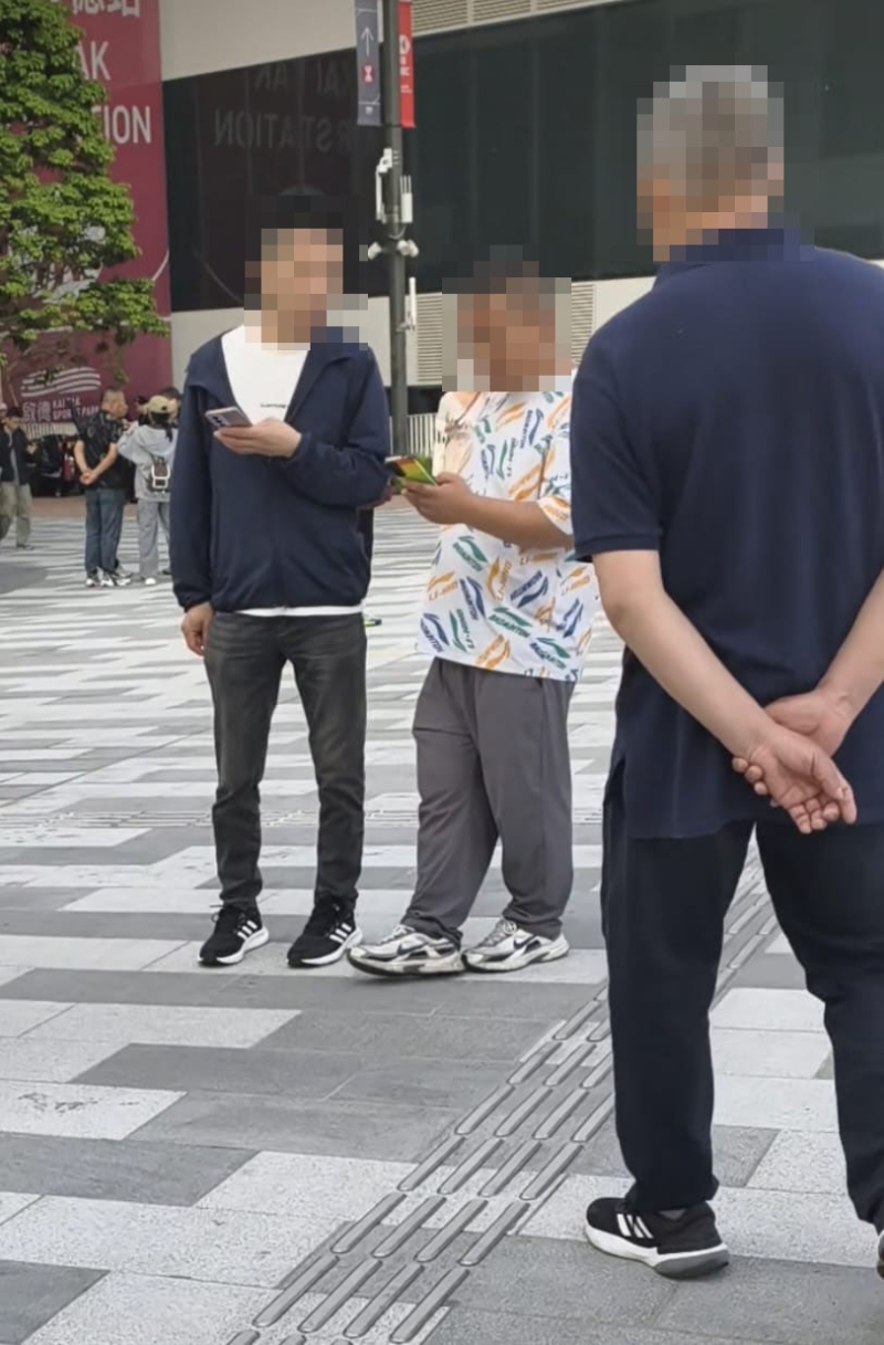 启德主场馆外有疑似黄牛党出现。